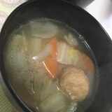 肉団子、白菜、にんじん、にんにくのスープ